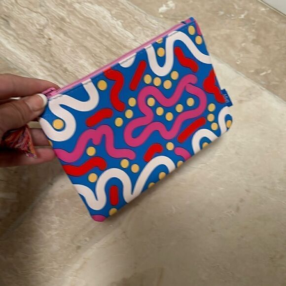 COPY - Ipsy glam bag with 5 new beauty items! - Picture 1 of 2